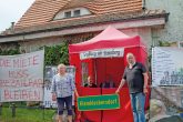 Brigitte und ,Dorfbürgermeister' Hartmut Lenz, Protestpavillon