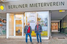 Thomas Christel und Sebastian Bartels vor dem Beratungszentrum Müllerstraße