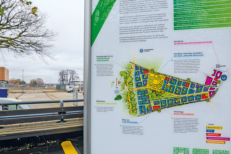 Baustellenschild mit Plan des Schumacher Quartiers Baustellenschild mit Plan des Schumacher Quartiers