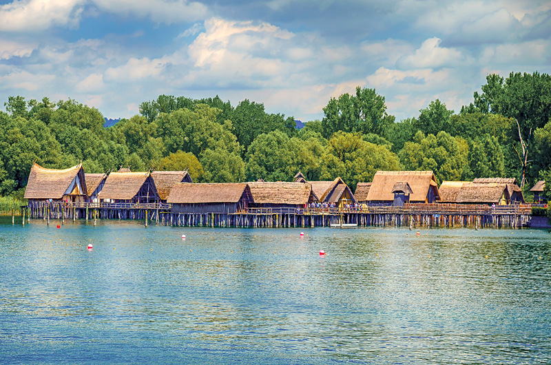 Historische Pfahlbau-Siedlung am Bodensee Historische Pfahlbau-Siedlung am Bodensee