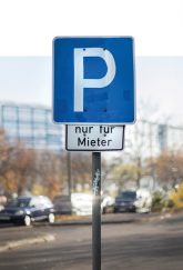Parkplatzschild mit Zusatz ,Nur für Mieter‘