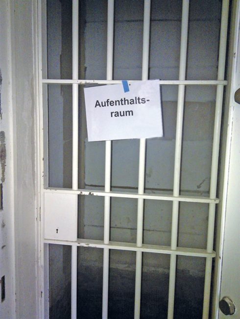 Leserfoto: Gittertür mit Zettel "Aufenthaltsraum"