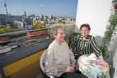 Seniorinnen beim Kaffee auf dem Balkon