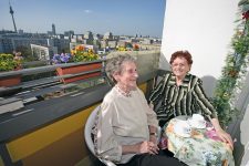 Seniorinnen beim Kaffee auf dem Balkon