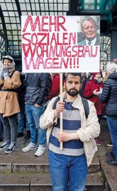Demonstrant mit Plakat: Sozialen Wohnungsbau wagen!