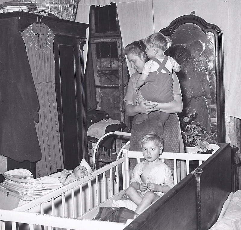 Kleinstwohnung mit Familie 1952