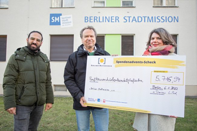 Übergabe des Spenden-Schecks an die Berliner Stadtmission