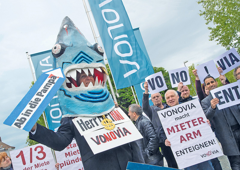 Demo mit Protestplakaten genen Vonovia