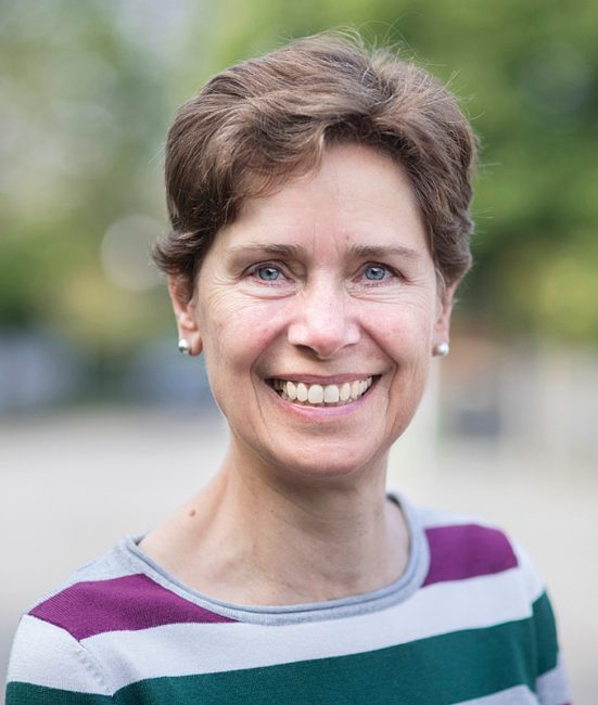 Zu sehen ist eine lächelnde Frau. Es ist die Bezirksleiterin Marzahn-Hellersdorf, Irina Neuber.