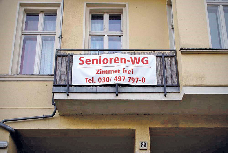 Hinweis am Balkon auf freies Zimmer in Senioren-WG
