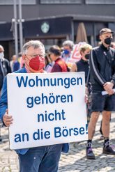 DMB-Landesvorsitzender aus NRW, Hans-Jochem Witzke mit Protestplakat