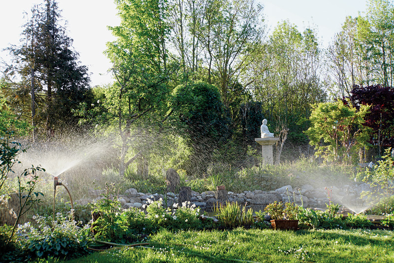 Wassersprenger im Garten