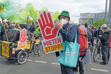 Demonstrant mit Mietenstopp!-Schild