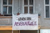 Banner am Balkon: Gegen den Ausverkauf der Kieze