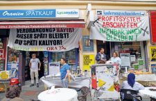 Protestplakate am Späti