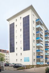 Degewo-Zukunftshaus mit Fotovoltaikpaneelen