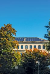 Schulzentrum Friedrichshain mit Solarpaneelen