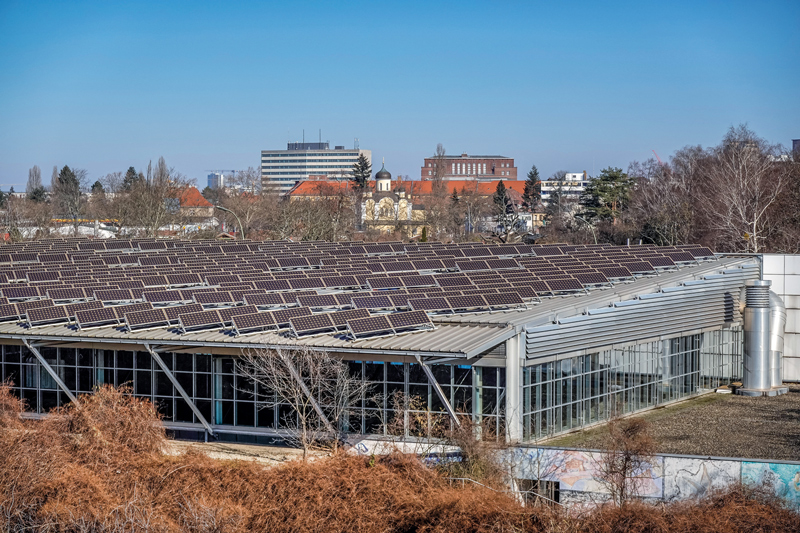 Gretel-Bergmann-Sporthalle mit Solarpaneelen