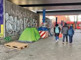 Obdachlosenzelt unter einer Brücke