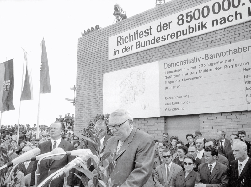 Bundeswirtschaftsminister Ludwig Erhard bei einem Richtfest für Wohnungen Bundeswirtschaftsminister Ludwig Erhard bei einem Richtfest für Wohnungen