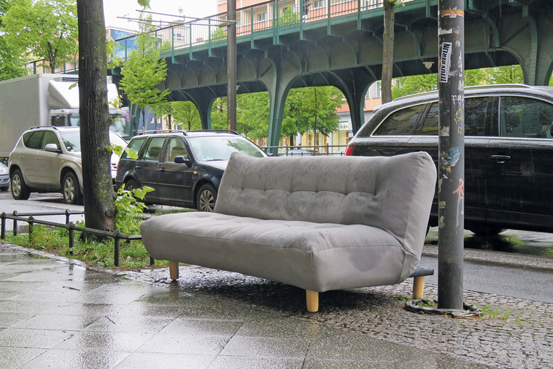 Altes Sofa auf dem Bürgersteig