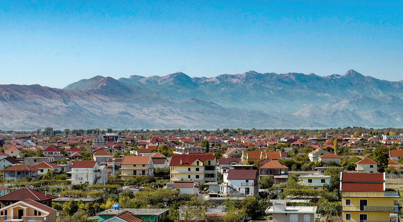 Shkodrea/Albanien, im Hintergrund Berge