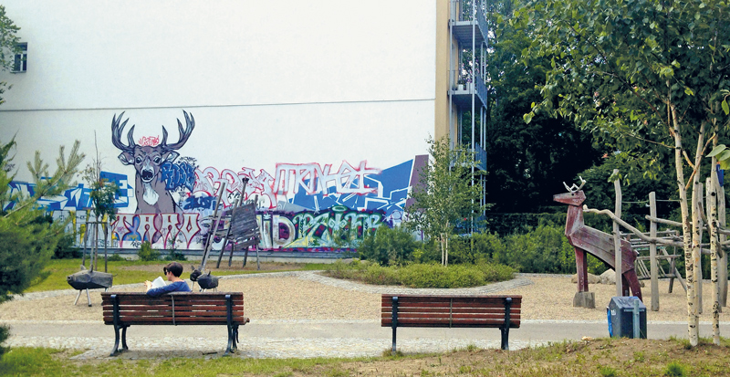 Hirschhof: Bänke und Wandgemälde
