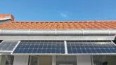 Steckdosen-Solarmodul an der Dachkante