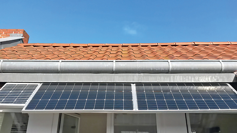 Steckdosen-Solarmodul an der Dachkante