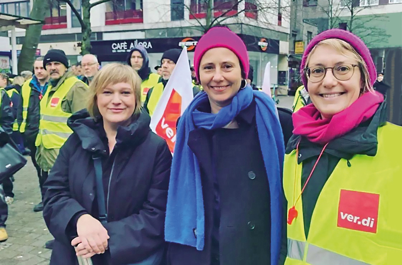 BMV-Geschäftsführerin Ulrike Hamann (Mitte) zwischen Katrin Schmidberger (Grüne, links) und Carla Dietrich (ver.di)