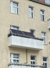 Mit Solarpaneelen zugebauter Balkon