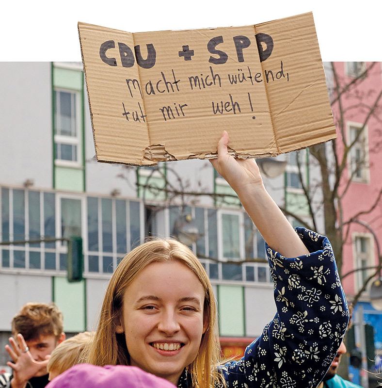 Pappschild mit Protest gegen CDU-SPD-Koalition