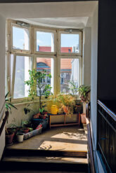 Erkerfenstermit Blumen im Wohnprojekt Refugio