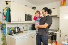 Mann mit Kind in der Küche