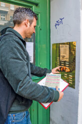 Unterstützer klingelt an der Haustür