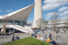 Rasendreieck am Fernsehturmsockel