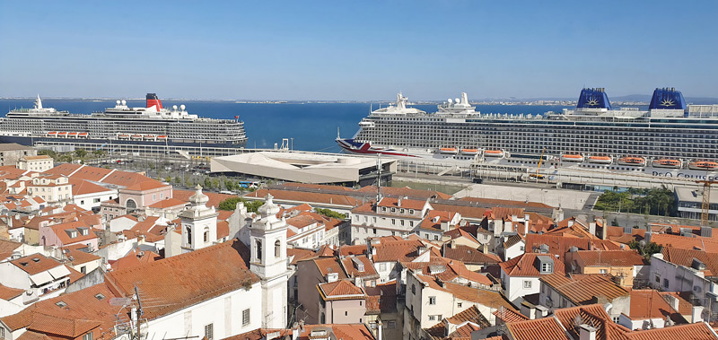Kreuzfahrtschiffe im Hafen von Lissabon