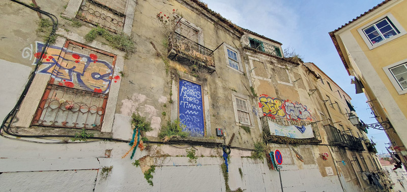 Verfallende Gebäude in der Lissaboner Altstadt