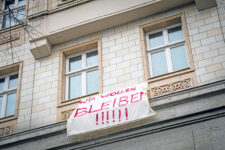 Protestplakat in der Karl-Marx-Allee