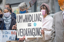 Demonstranten mit Plakat ,Umwandlung ist Verdrängung‘