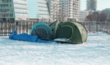 Obdachlosenzelte im Schnee