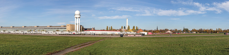 Tempelhofer Feld, mit Flughafengebäude und vorgelagerten Tempo-Homes für Geflüchtete