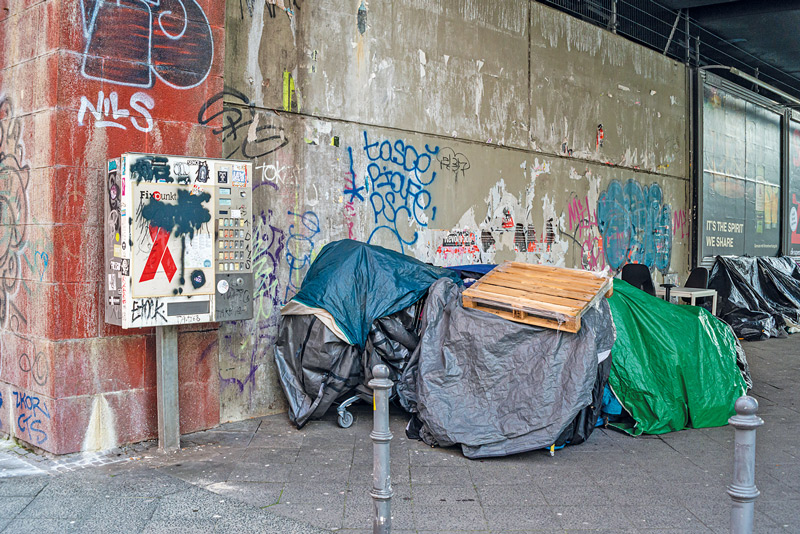 Obdachlosenquartier unter einer Brücke