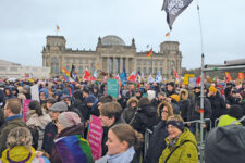 Demonstrantenmenge vor dem Reichstag