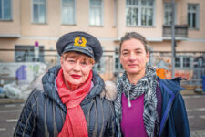 Ulla Meinecke und ihre Nachbarin
