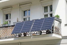 Solarpaneele an der Balkonbrüstung