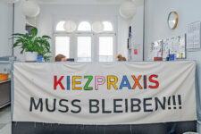 Protest-Transparent in der Kreuzberger Arztpraxis