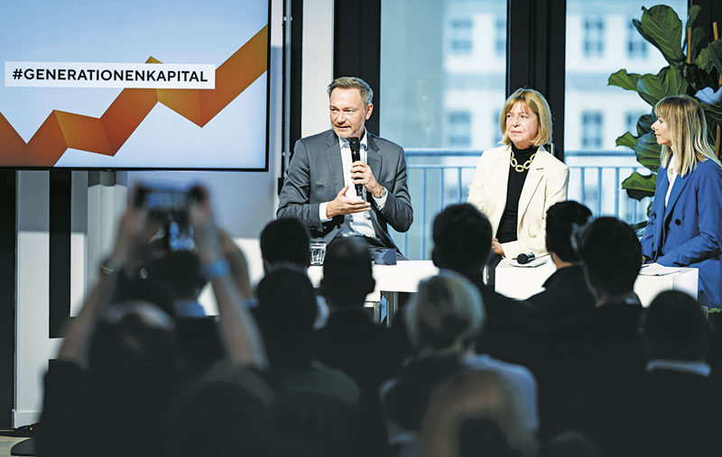 Bundesfinanzminister Christian Lindner erläutert mit zwei Kapitalmarkt-Expertinnen Bundesfinanzminister Christian Lindner erläutert mit zwei Kapitalmarkt-Expertinnen