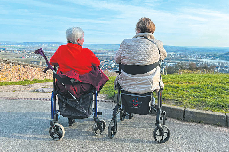 Zwei Rentner mit Rollatoren Zwei Rentner mit Rollatoren