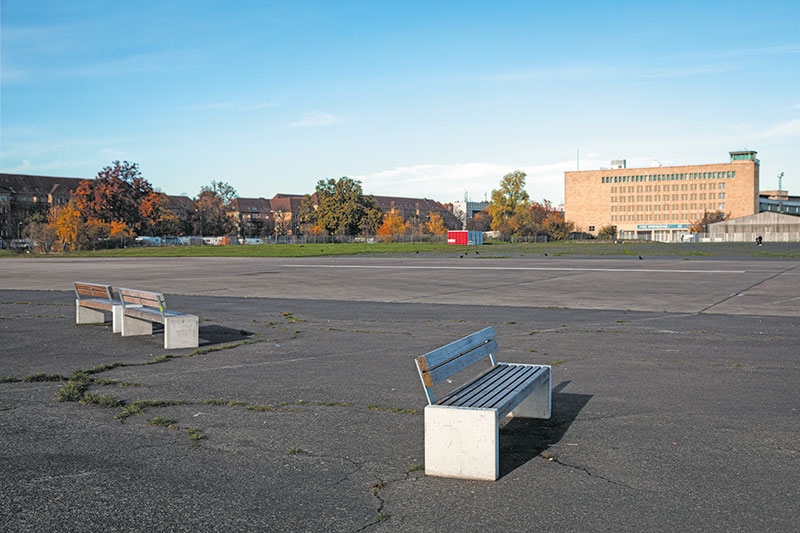 Bänke am Südende des Tempelhofer Feldes Bänke am Südende des Tempelhofer Feldes